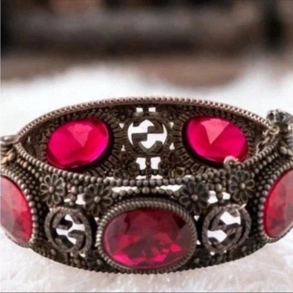 Gucci Iconic Big Cat Sterling Silver Red Gemstone Bracelet - Picture 6 of 6